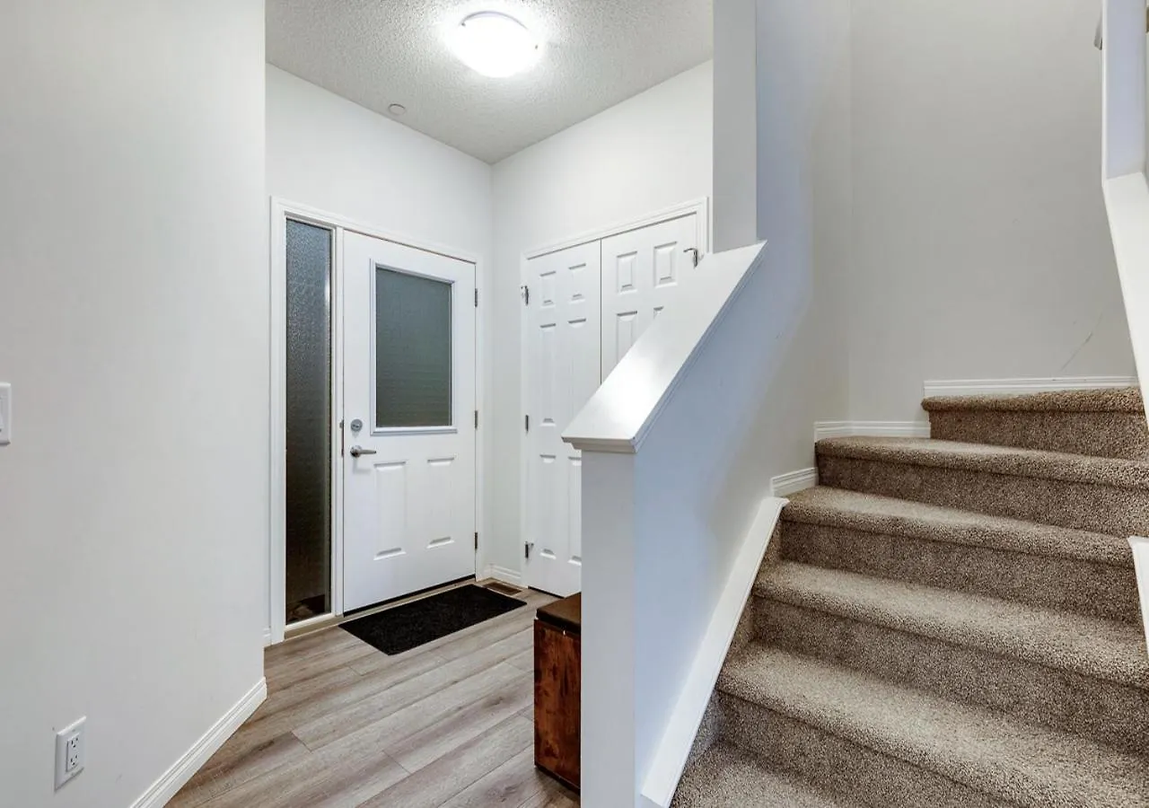 Holiday home Stylish/4Bedroom/Freeparking/Indoorfireplace Calgary