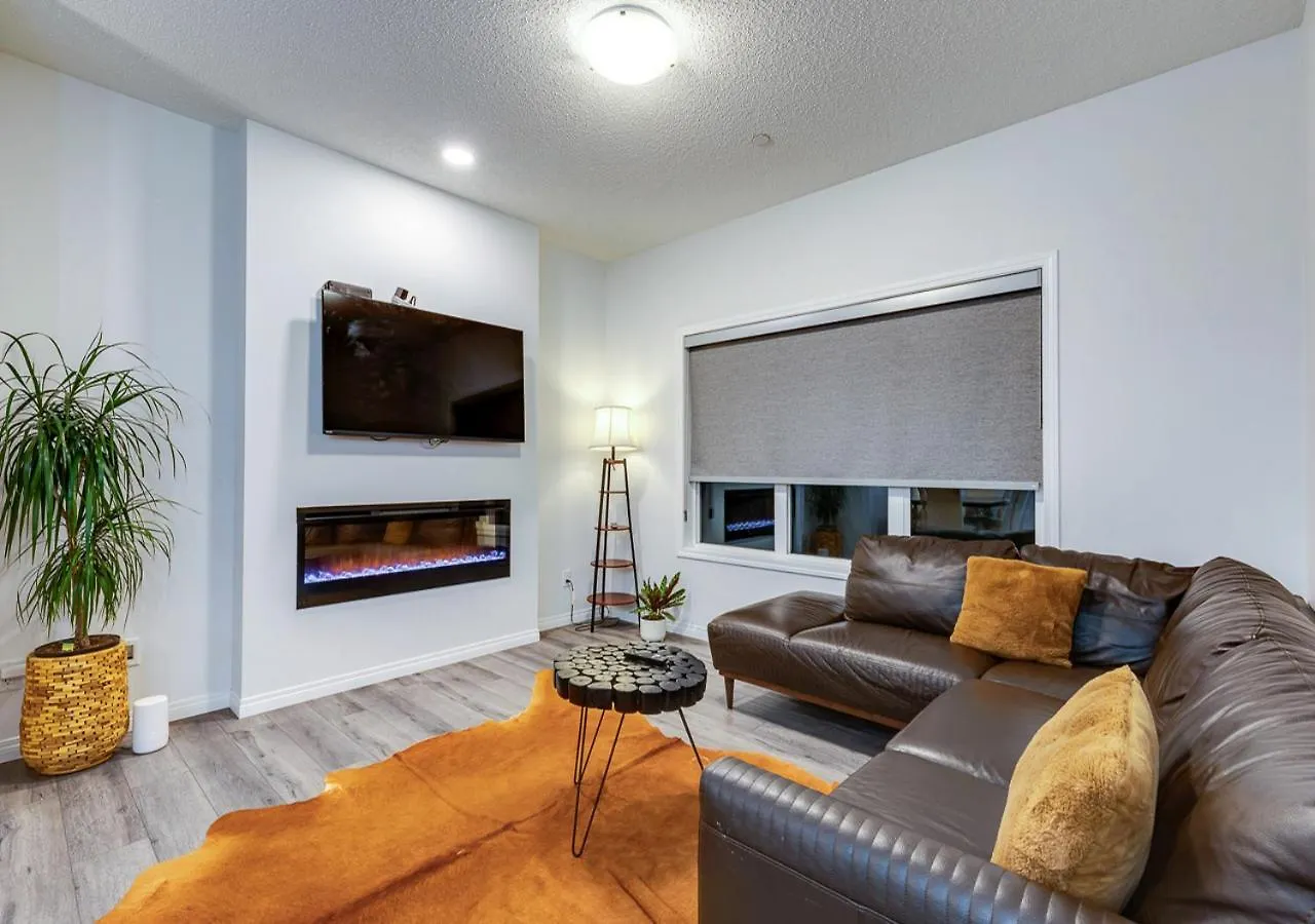 Stylish/4Bedroom/Freeparking/Indoorfireplace Calgary
