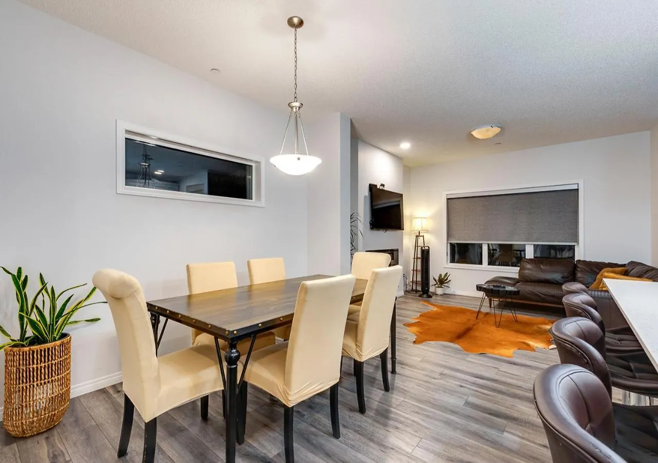 Stylish/4Bedroom/Freeparking/Indoorfireplace Calgary Holiday home