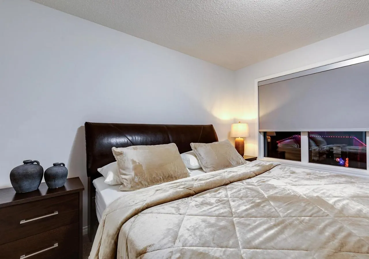 Holiday home Stylish/4Bedroom/Freeparking/Indoorfireplace Calgary