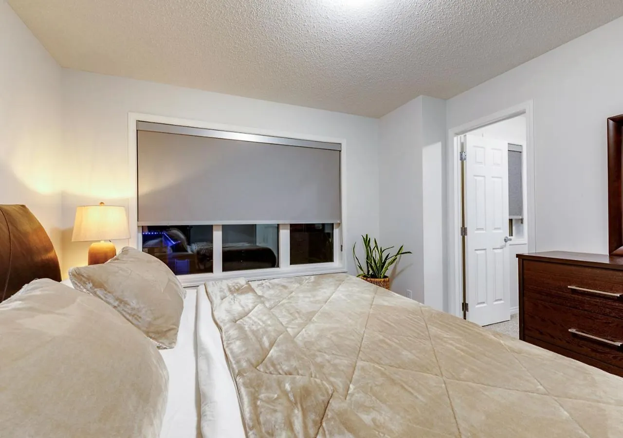 Stylish/4Bedroom/Freeparking/Indoorfireplace Calgary