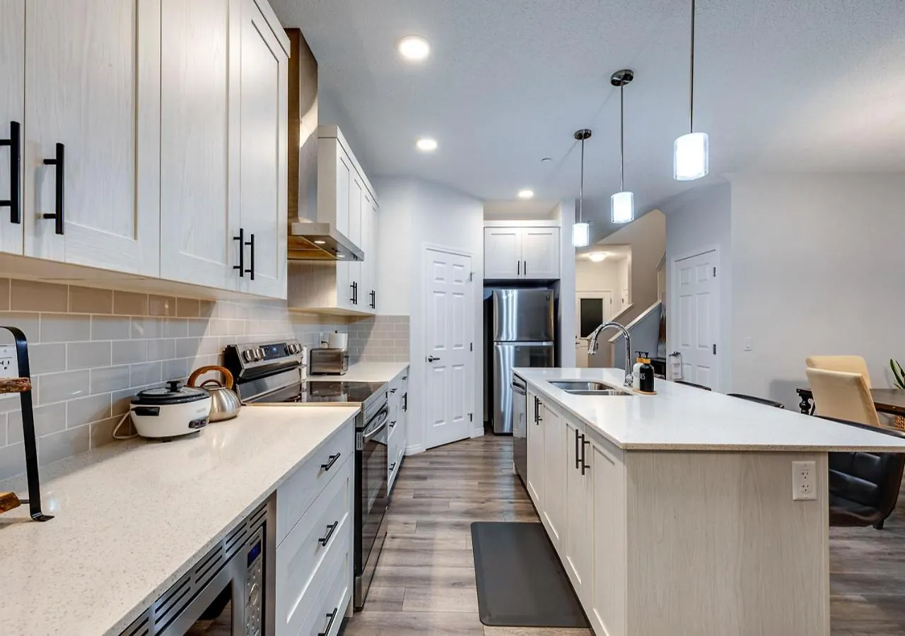 Stylish/4Bedroom/Freeparking/Indoorfireplace Calgary