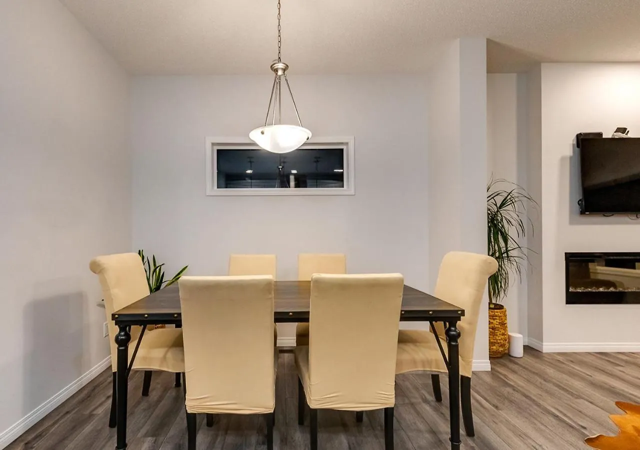 Stylish/4Bedroom/Freeparking/Indoorfireplace Calgary Holiday home