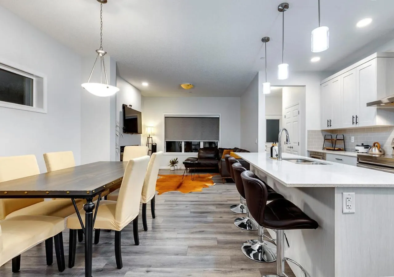 Holiday home Stylish/4Bedroom/Freeparking/Indoorfireplace Calgary