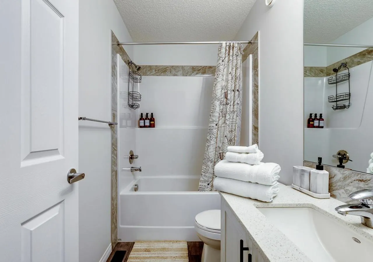 Holiday home Stylish/4Bedroom/Freeparking/Indoorfireplace Calgary